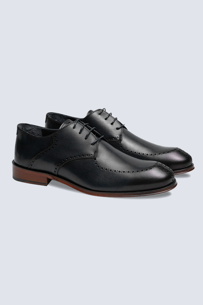 Elegant Derby brogue with lyre perforation, welt seam and leather outsole.