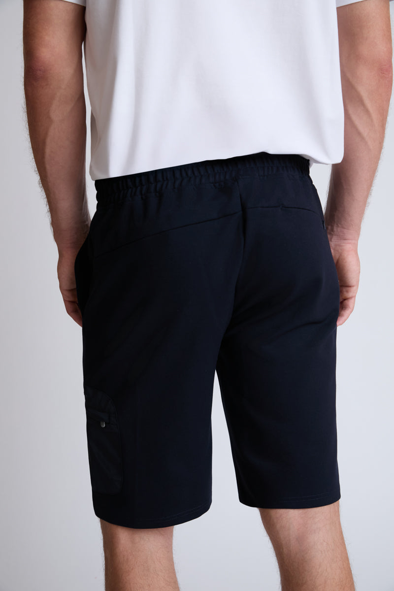 Bermuda‑Shorts aus Rayon‑Polyamid‑Lycra‑Mix mit Utility‑Tasche