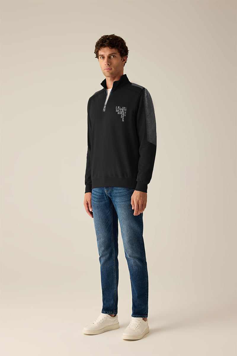 Fermuarlı ve şeritli erkek sweatshirt.