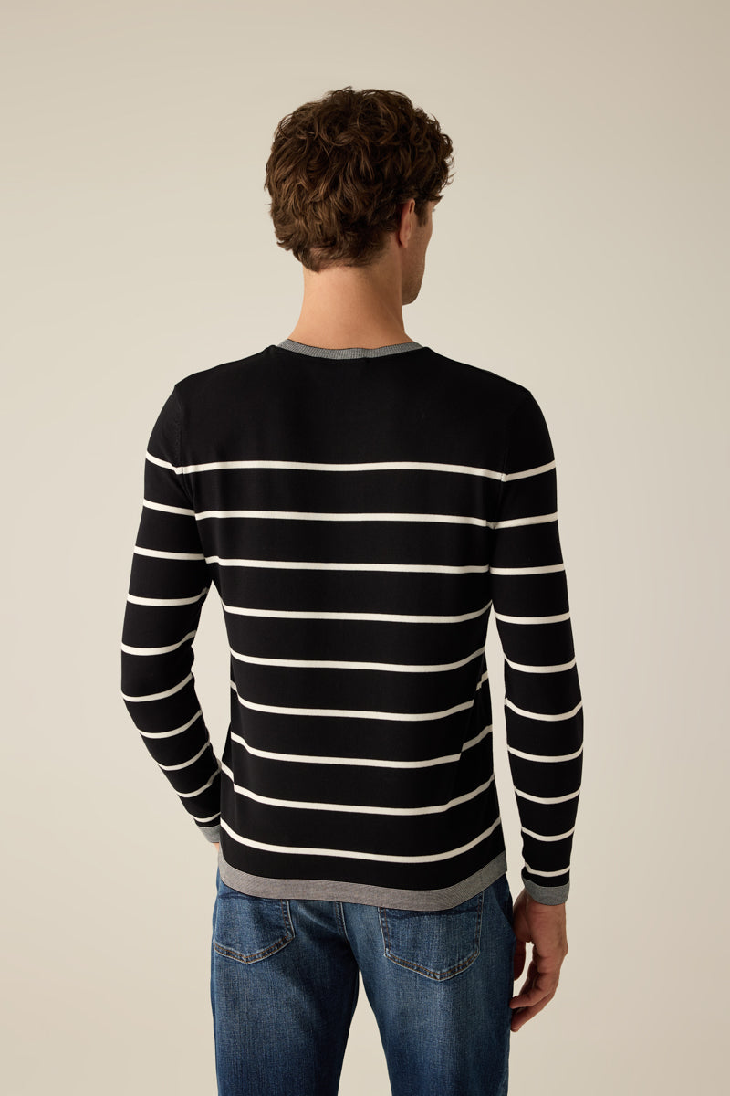 Herren-Rundhalspullover – Gestreift mit kontrastierendem Kragen, rmeln und Saum, maskulin und stilvoll.