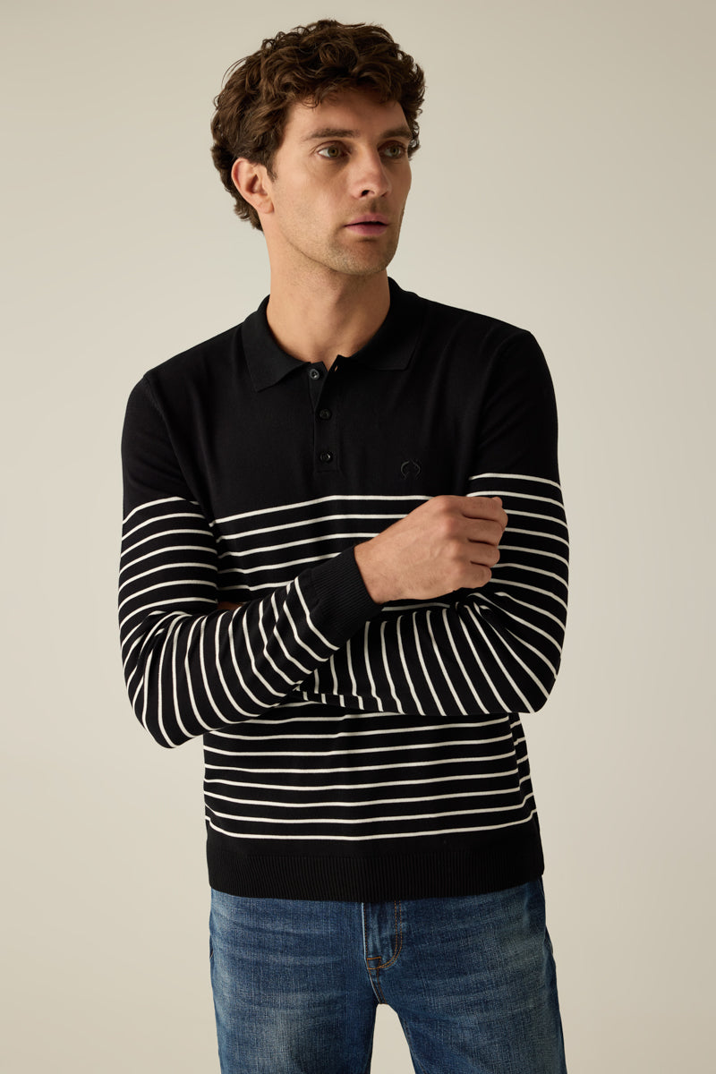 Herren-Feinstrickpullover – Mit Polokragen, Knopfleiste und feinen Ringelstreifen ab Schulterpartie, kombiniert mit uni gehaltenem Schulterbereich.
