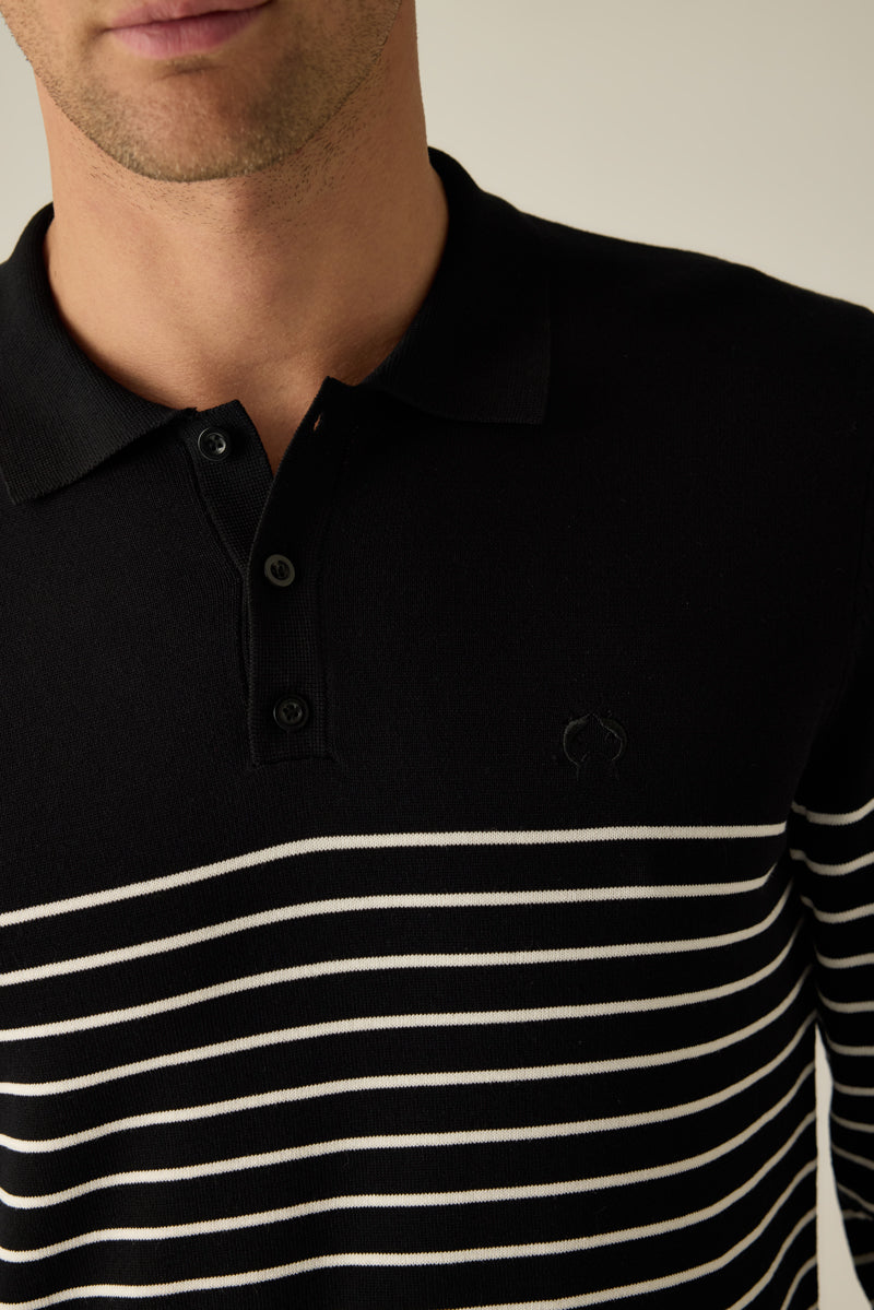 Herren-Feinstrickpullover – Mit Polokragen, Knopfleiste und feinen Ringelstreifen ab Schulterpartie, kombiniert mit uni gehaltenem Schulterbereich.