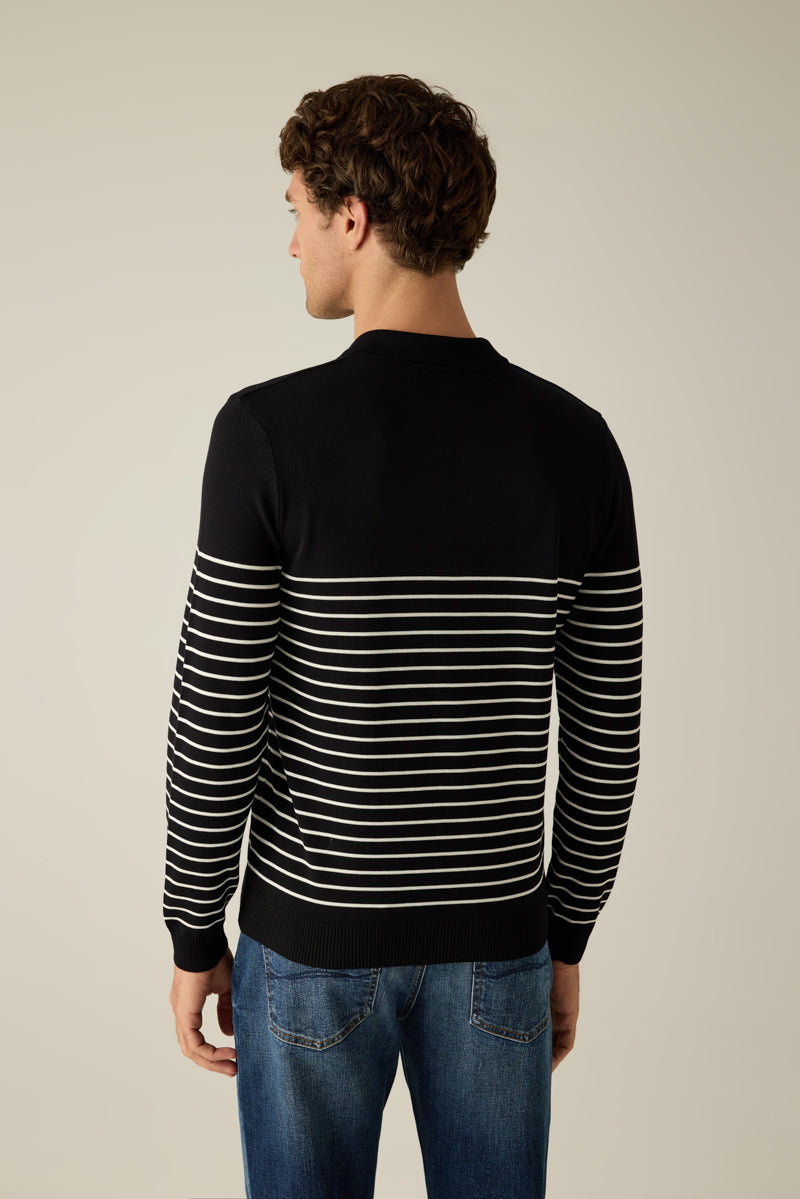 Herren-Feinstrickpullover – Mit Polokragen, Knopfleiste und feinen Ringelstreifen ab Schulterpartie, kombiniert mit uni gehaltenem Schulterbereich.