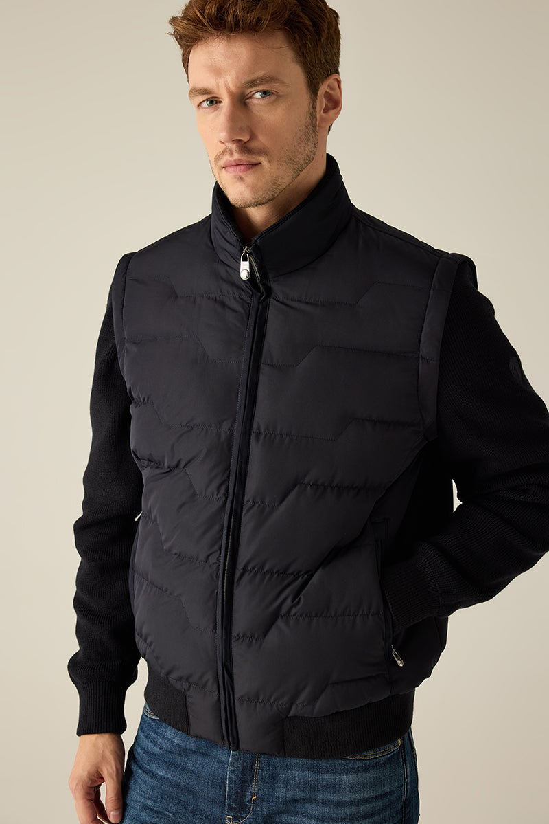 Herren-Jacke mit Strickärmeln – Materialmix mit Steppfront und sportiv-elegantem Look.