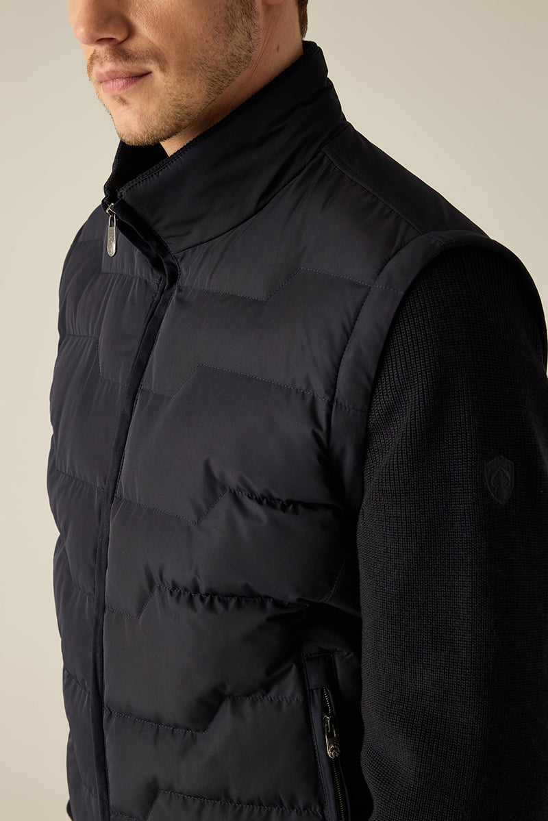 Herren-Jacke mit Strickärmeln – Materialmix mit Steppfront und sportiv-elegantem Look.