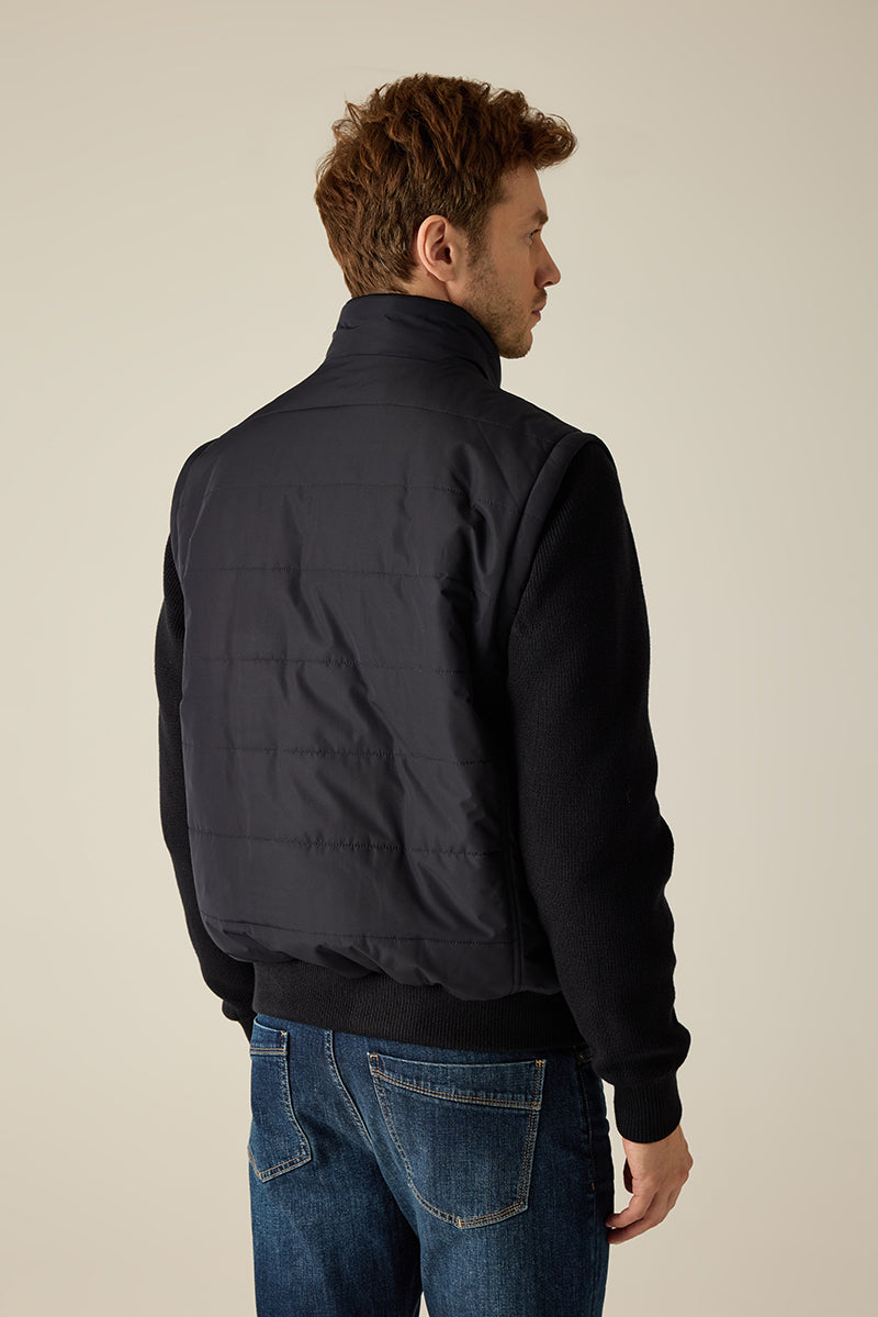 Herren-Jacke mit Strickärmeln – Materialmix mit Steppfront und sportiv-elegantem Look.