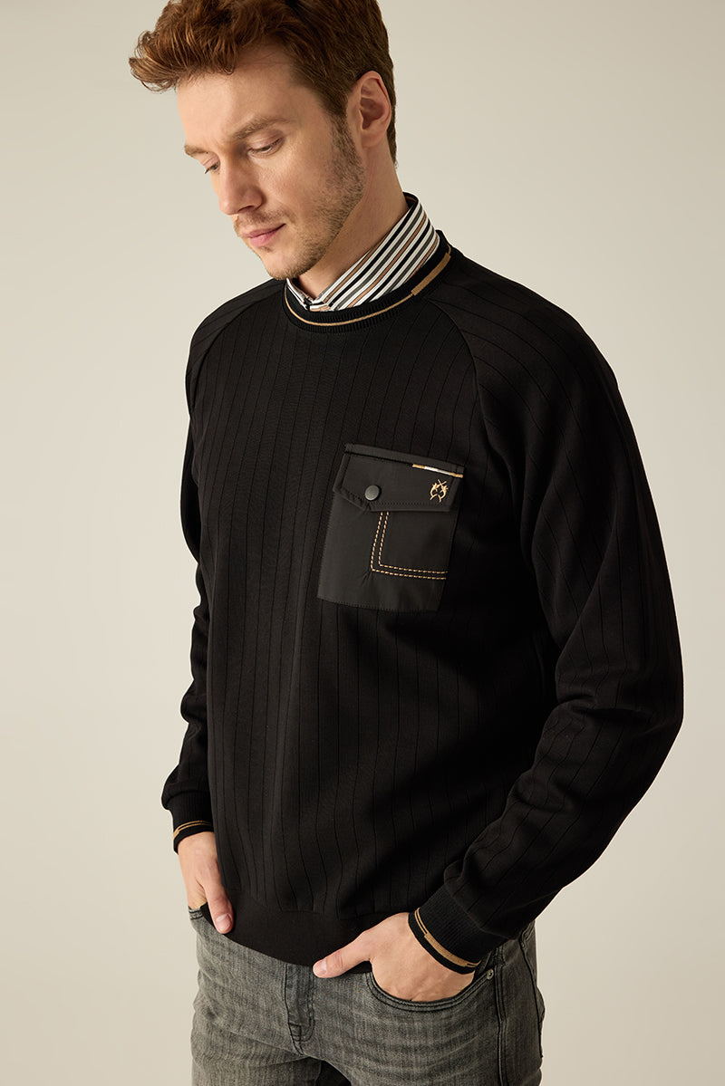 Herren-Premium-Strickpullover
Maskuliner Feinstrick in edler Verarbeitung mit Rundhals, Logodetail und dezenten Ringelakzenten – zeitloser Look in Premium-Qualität.