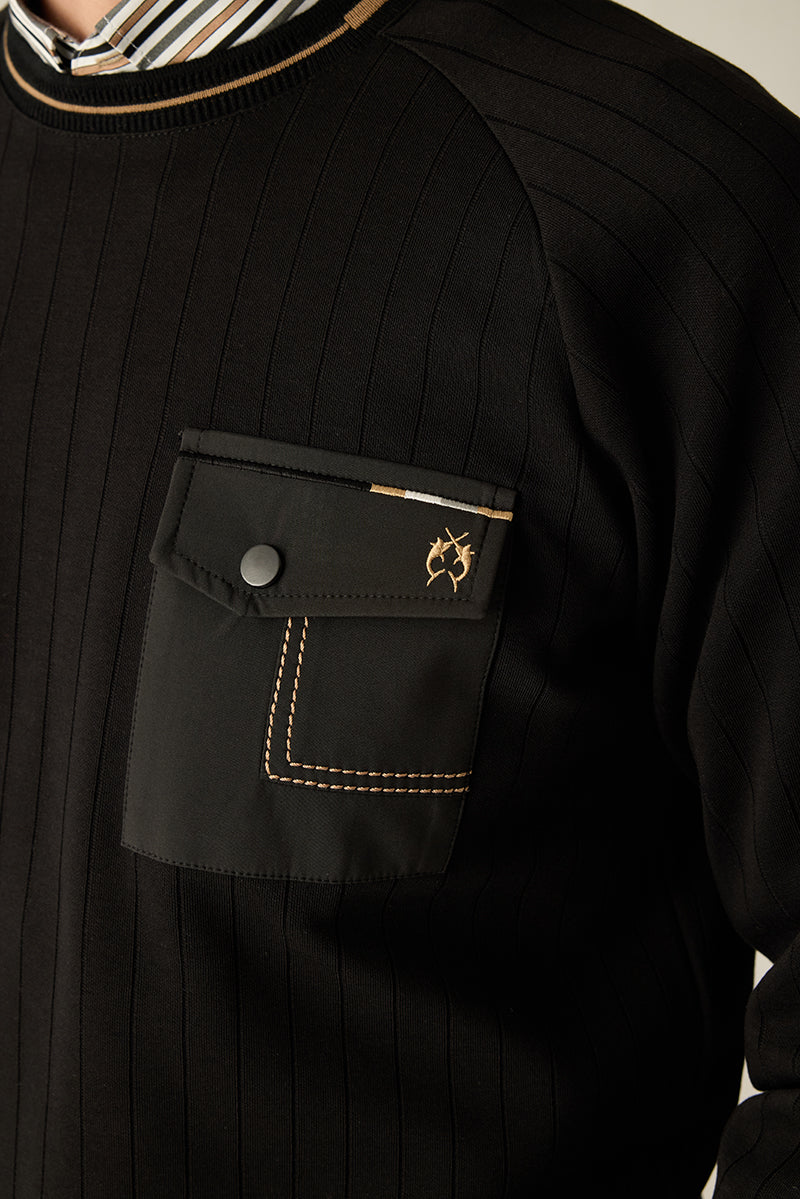 Herren-Premium-Strickpullover
Maskuliner Feinstrick in edler Verarbeitung mit Rundhals, Logodetail und dezenten Ringelakzenten – zeitloser Look in Premium-Qualität.