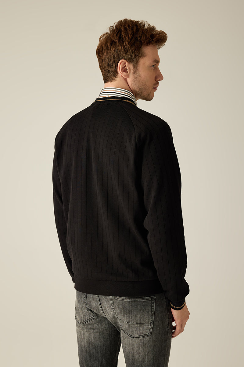 Herren-Premium-Strickpullover
Maskuliner Feinstrick in edler Verarbeitung mit Rundhals, Logodetail und dezenten Ringelakzenten – zeitloser Look in Premium-Qualität.