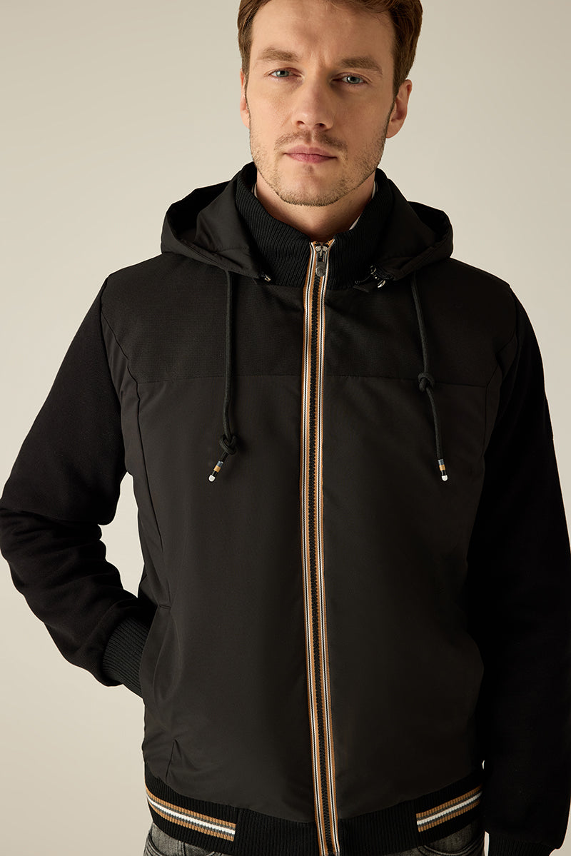 Herren-Langarmjacke
Exklusive Jacke aus technischem Materialmix mit Kapuze, Strickdetails und feinen Kontrastakzenten. Sportiv-elegant und hochwertig verarbeitet.