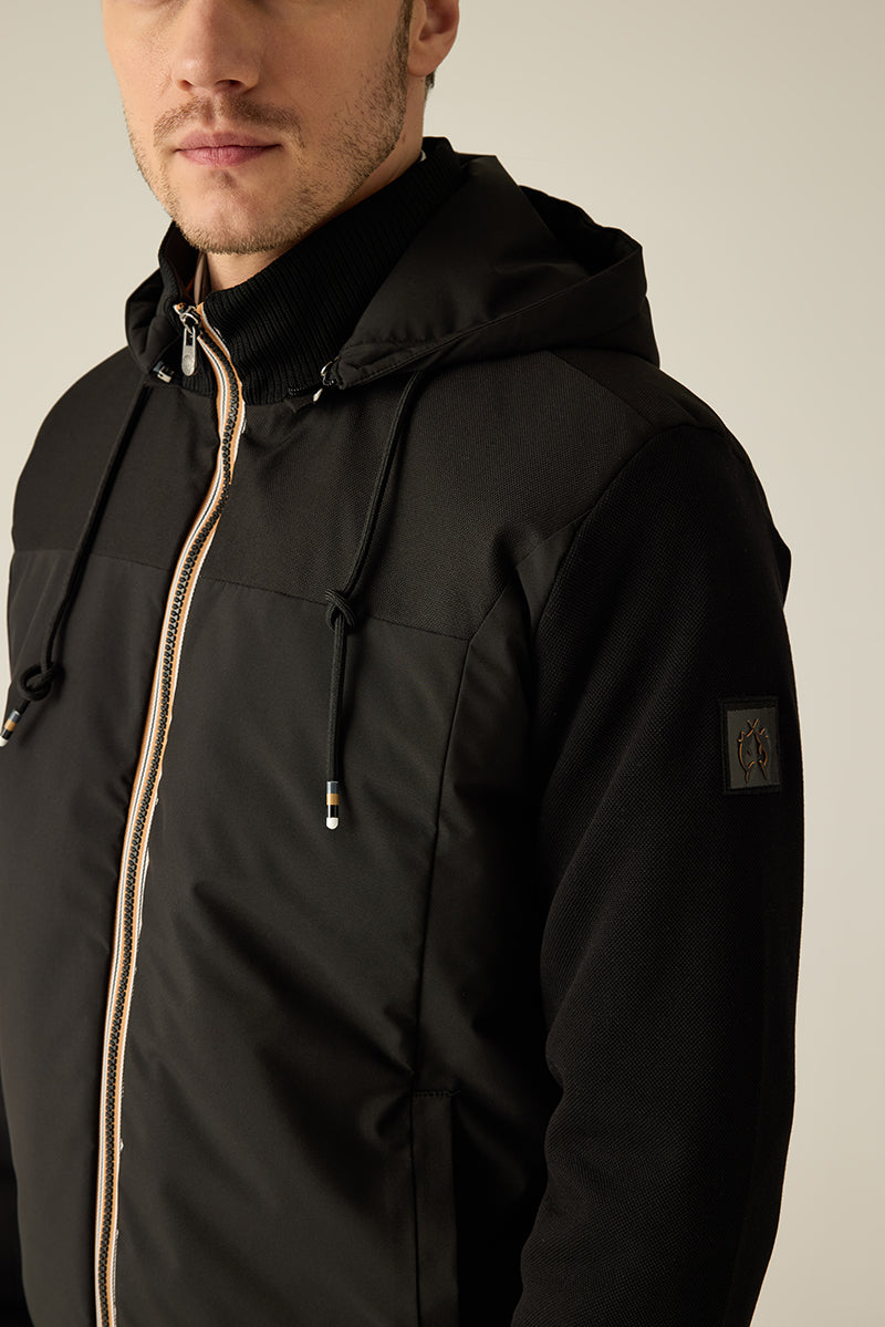 Herren-Langarmjacke
Exklusive Jacke aus technischem Materialmix mit Kapuze, Strickdetails und feinen Kontrastakzenten. Sportiv-elegant und hochwertig verarbeitet.
