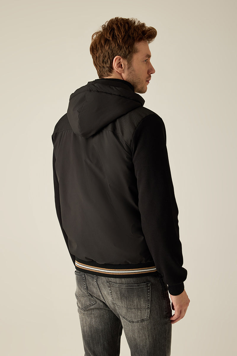 Herren-Langarmjacke
Exklusive Jacke aus technischem Materialmix mit Kapuze, Strickdetails und feinen Kontrastakzenten. Sportiv-elegant und hochwertig verarbeitet.