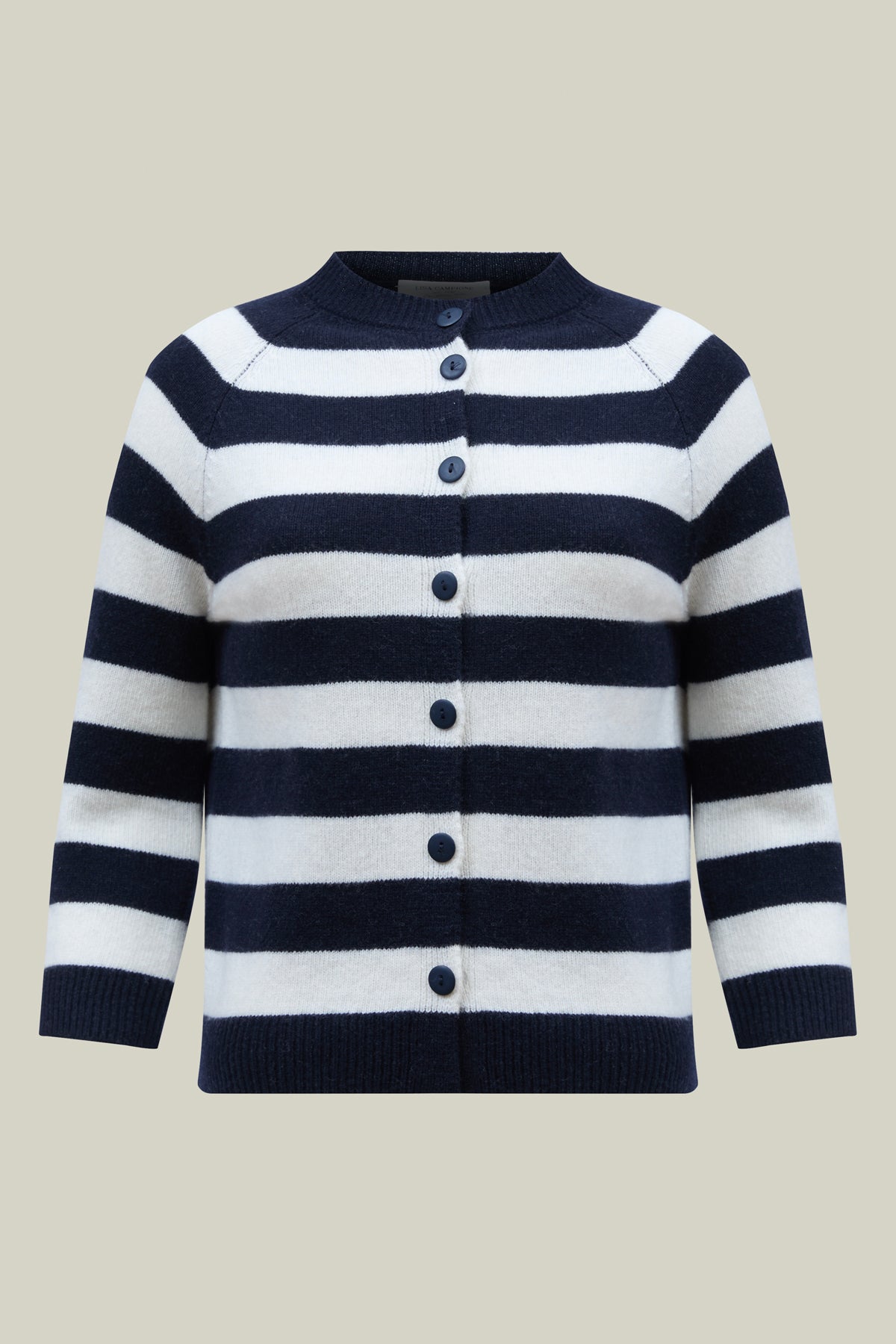 3441001_85411 Gestreifte Strickjacke mit Knopfleiste.