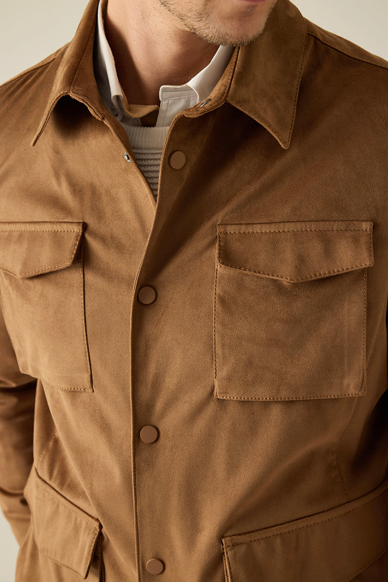 Vegan-Velours Hemdjacke – Safari-Look in Farbe Nut
Maskuline Hemdjacke aus beidseitigem veganem Velours in eleganter Safari-Schnittführung. Edel, modern und vielseitig kombinierbar.