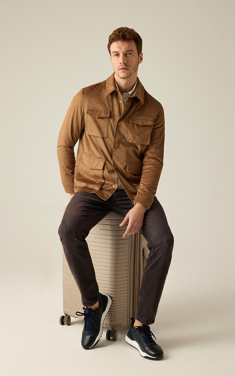 Vegan-Velours Hemdjacke – Safari-Look in Farbe Nut
Maskuline Hemdjacke aus beidseitigem veganem Velours in eleganter Safari-Schnittführung. Edel, modern und vielseitig kombinierbar.