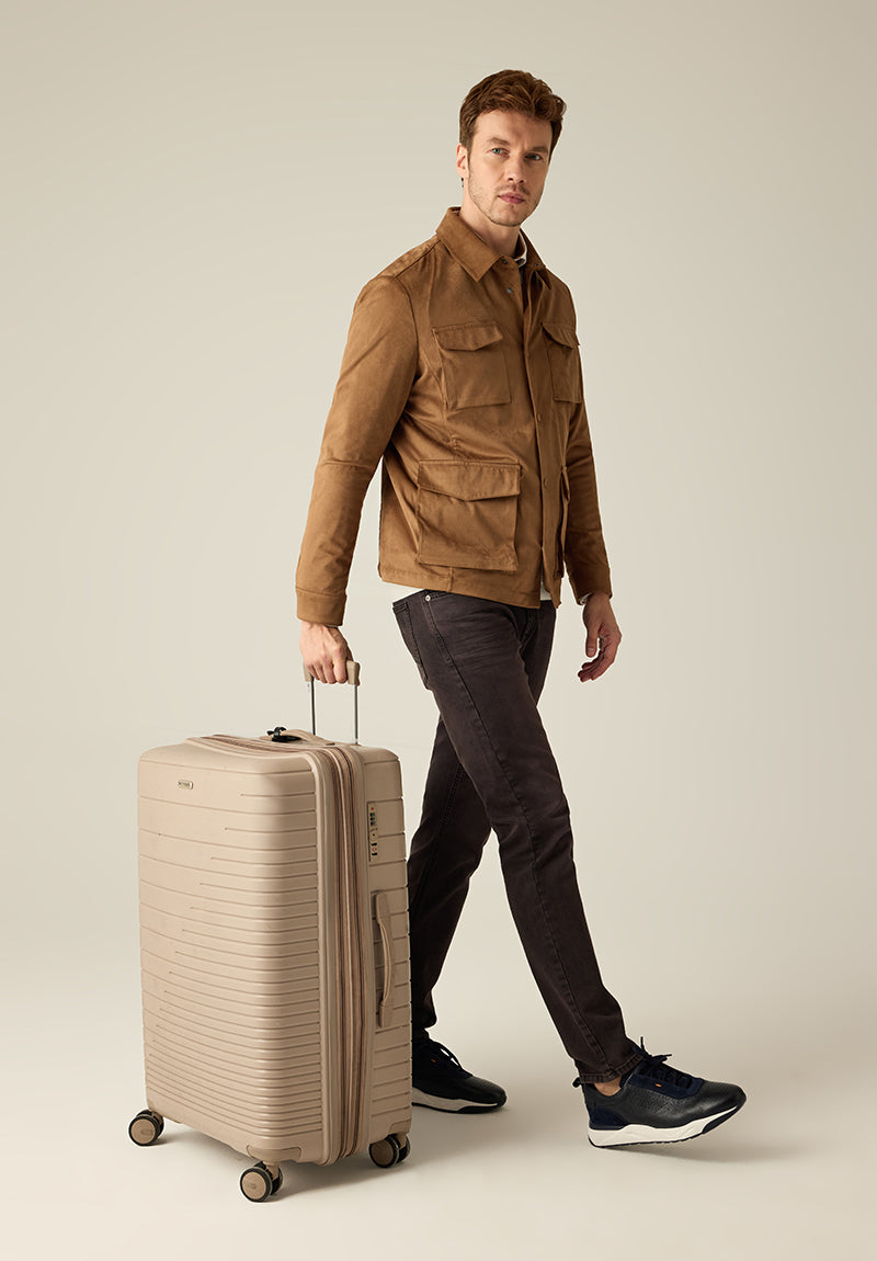 Vegan-Velours Hemdjacke – Safari-Look in Farbe Nut
Maskuline Hemdjacke aus beidseitigem veganem Velours in eleganter Safari-Schnittführung. Edel, modern und vielseitig kombinierbar.