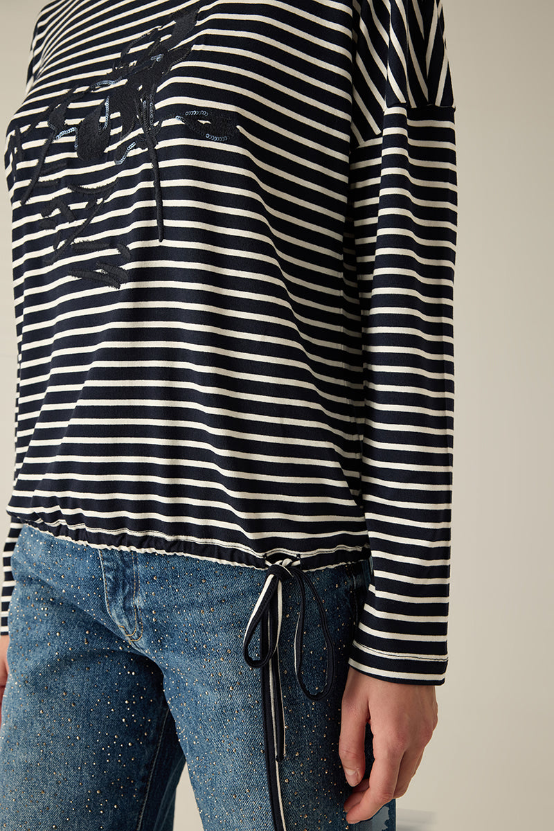 Navy-gestreiftes Ringelshirt mit Stickerei, überschnittenen Schultern & Kordelzugsaum.