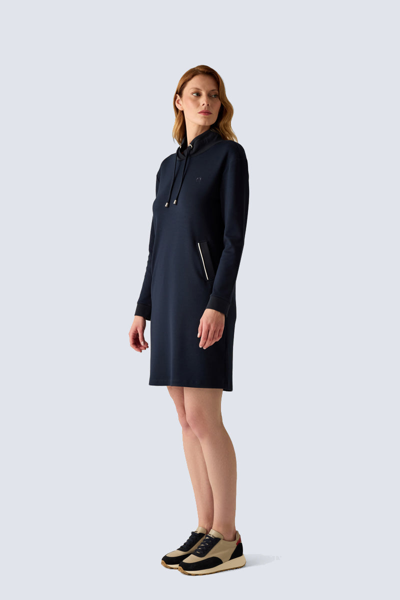 Sportives Kleid mit Schal-Kragen.