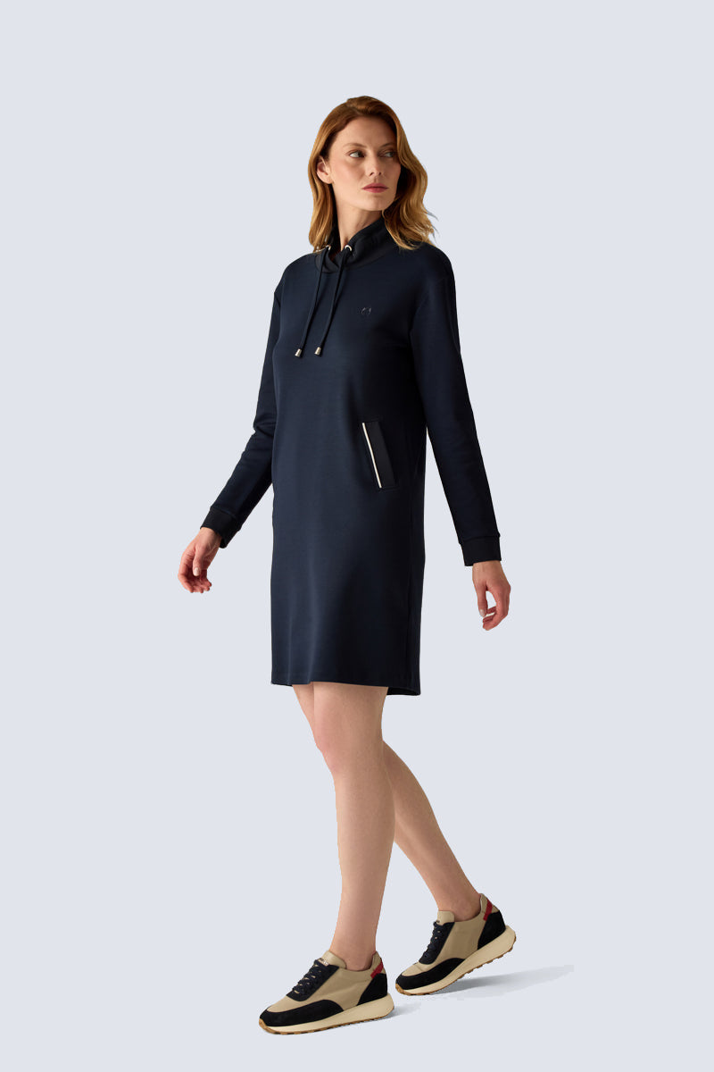 Sportives Kleid mit Schal-Kragen.