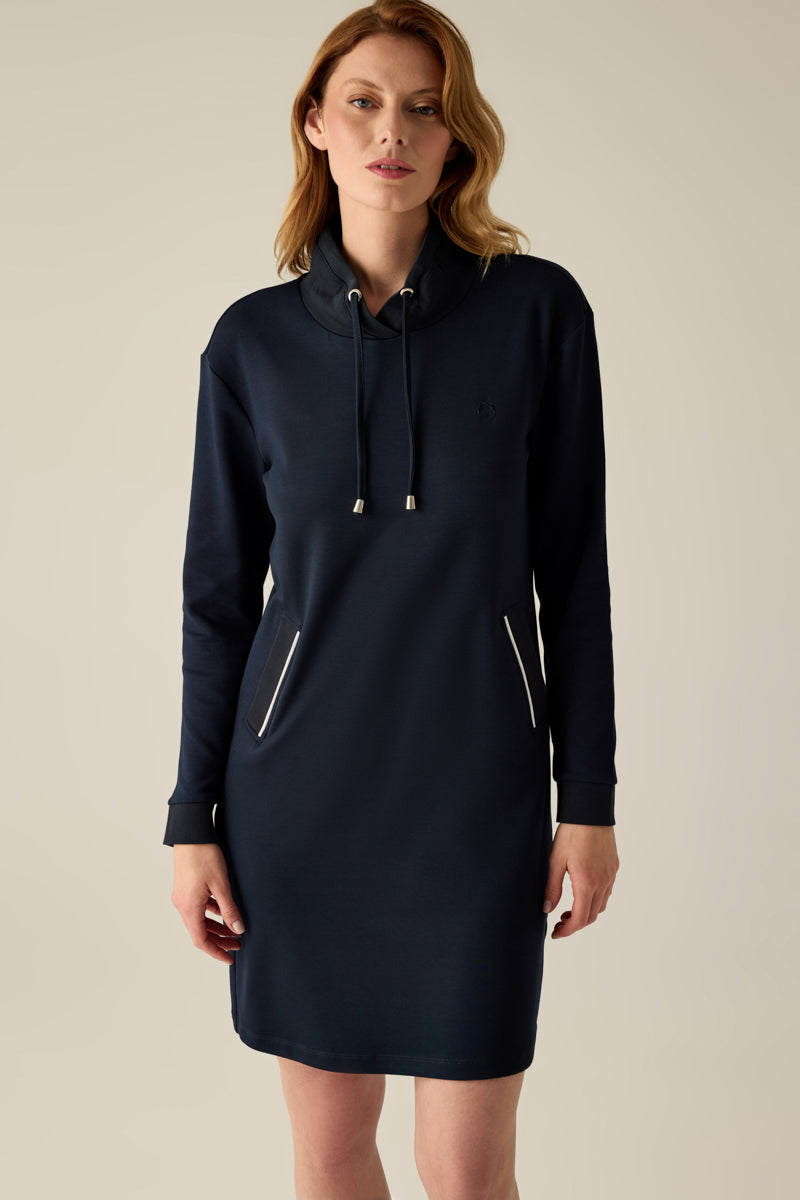 Sportives Langarmkleid mit Schal-Kragen und Piping-Details. Der edle Navy-Ton und das hochwertige Material vereinen Eleganz und Komfort – perfekt für jeden Tag.