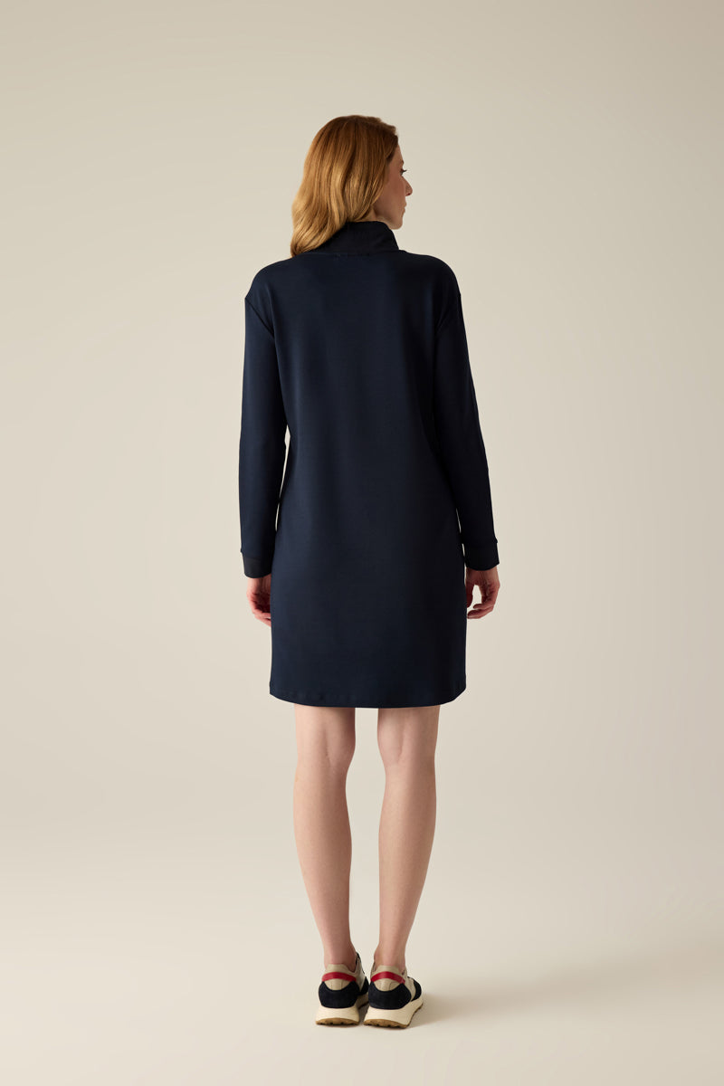 Sportives Langarmkleid mit Schal-Kragen und Piping-Details. Der edle Navy-Ton und das hochwertige Material vereinen Eleganz und Komfort – perfekt für jeden Tag.