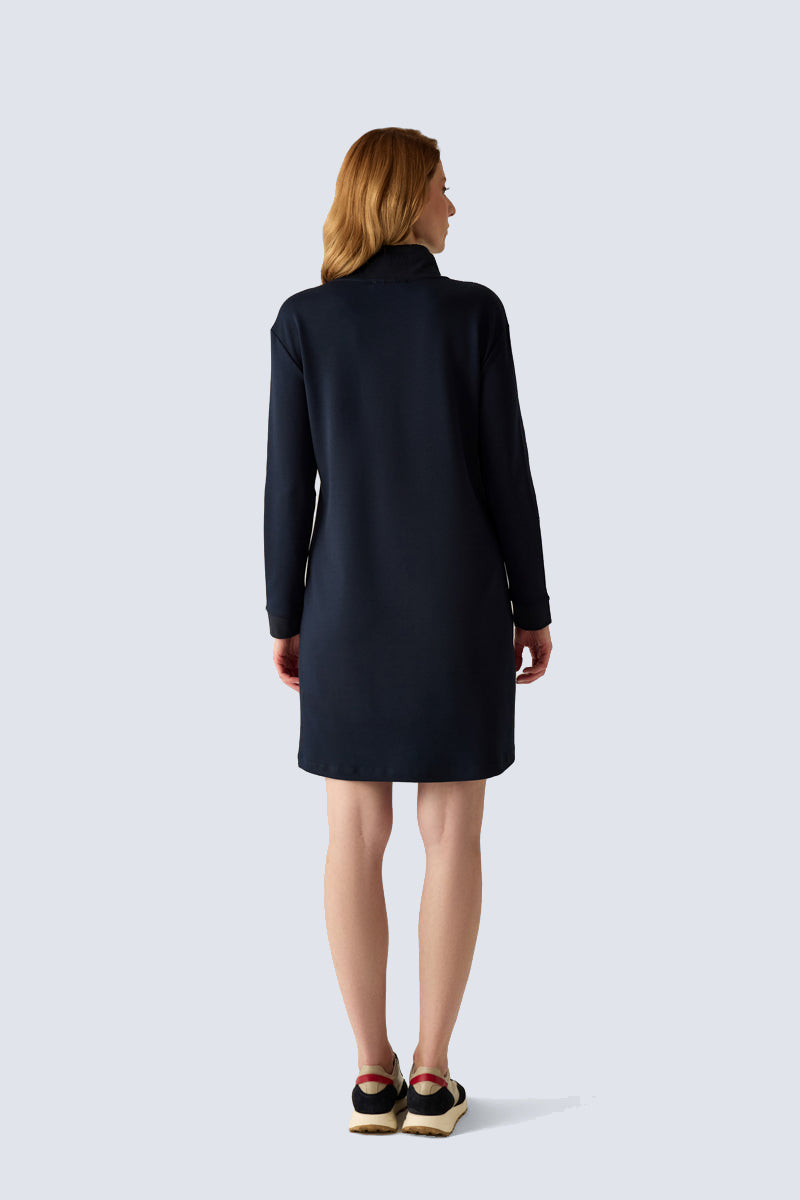 Sportives Kleid mit Schal-Kragen.