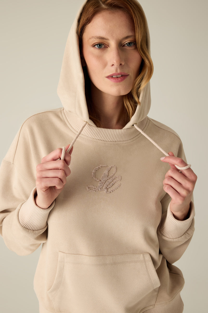 Sportlich-elegant mit Glamour: Dieses Sweatshirt mit samtigem Touch, moderner Schulterlinie und goldfarbener Pailletten-Stickerei ist perfekt für Büro, Alltag und besondere Anlässe – ein stilvoller Blickfang mit hohem Tragekomfort.
