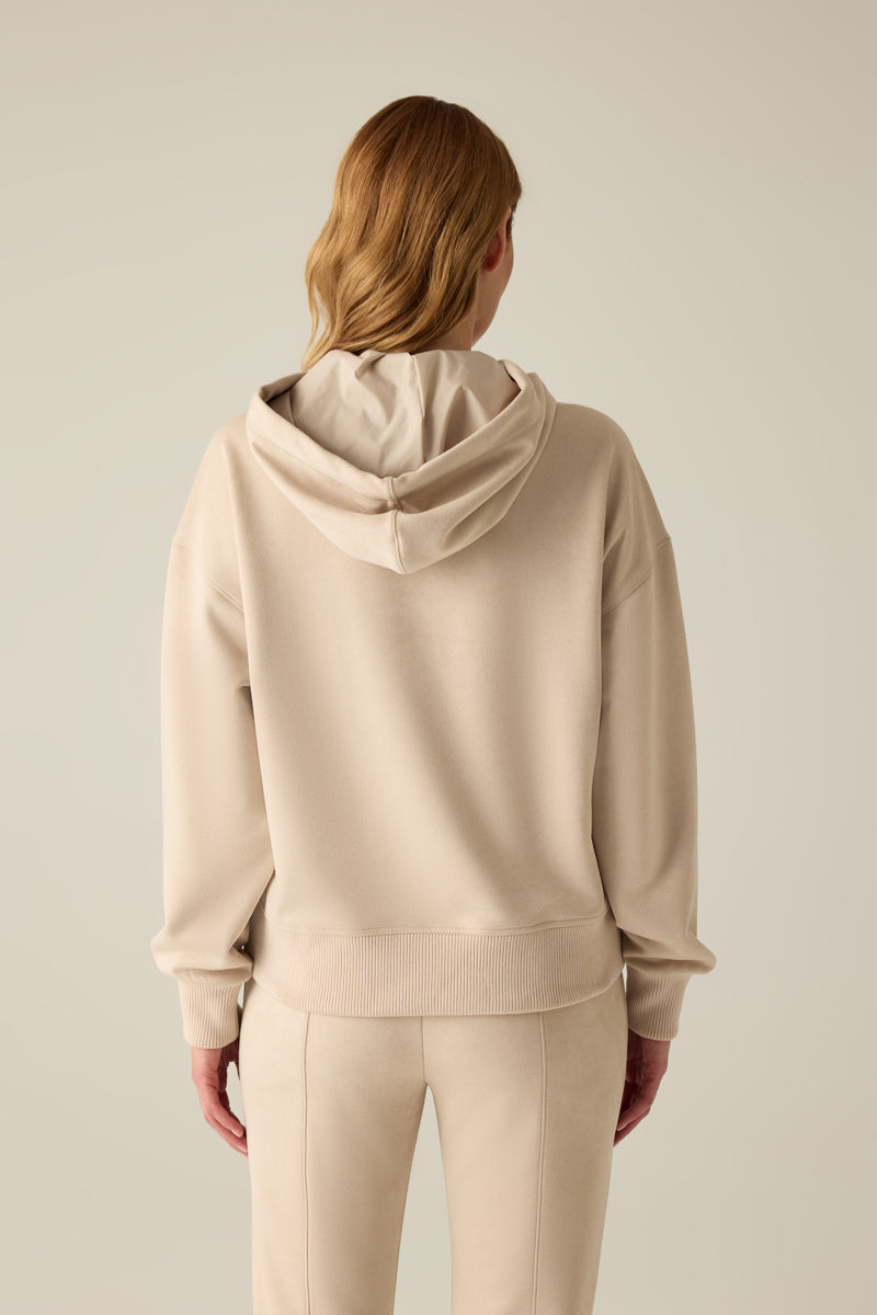 Sportlich-elegant mit Glamour: Dieses Sweatshirt mit samtigem Touch, moderner Schulterlinie und goldfarbener Pailletten-Stickerei ist perfekt für Büro, Alltag und besondere Anlässe – ein stilvoller Blickfang mit hohem Tragekomfort.