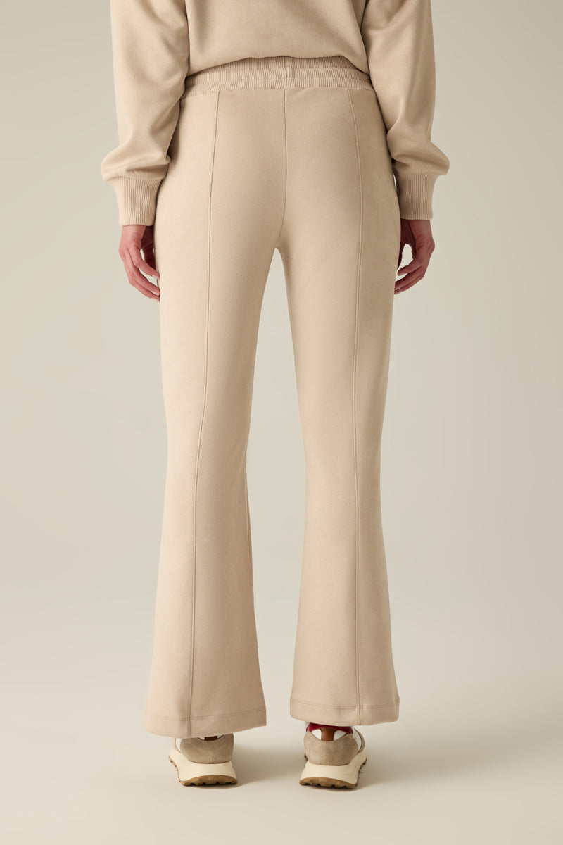 Sandfarbene Hose aus softem Vegan Velour mit modernem Schnitt und hohem Tragekomfort. Der elastische Stoffmix bietet Bewegungsfreiheit, Strapazierfähigkeit und Knitterresistenz – perfekt für Alltag, Business und City-Looks.