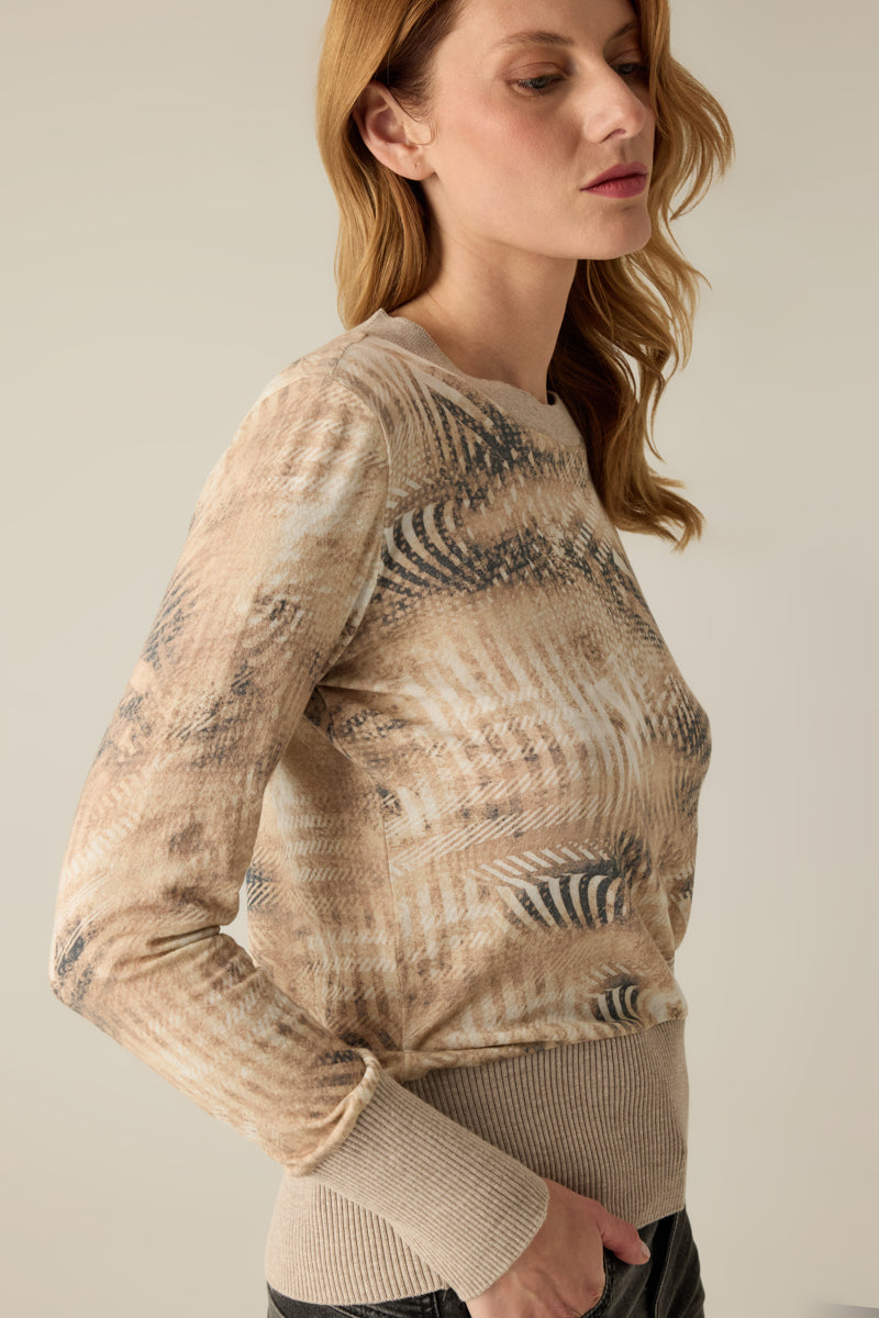 Edles Rundhals-T-Shirt mit Glamour-Druck und hohem Saum in Rippstruktur – sportlich, modern und elegant zugleich.