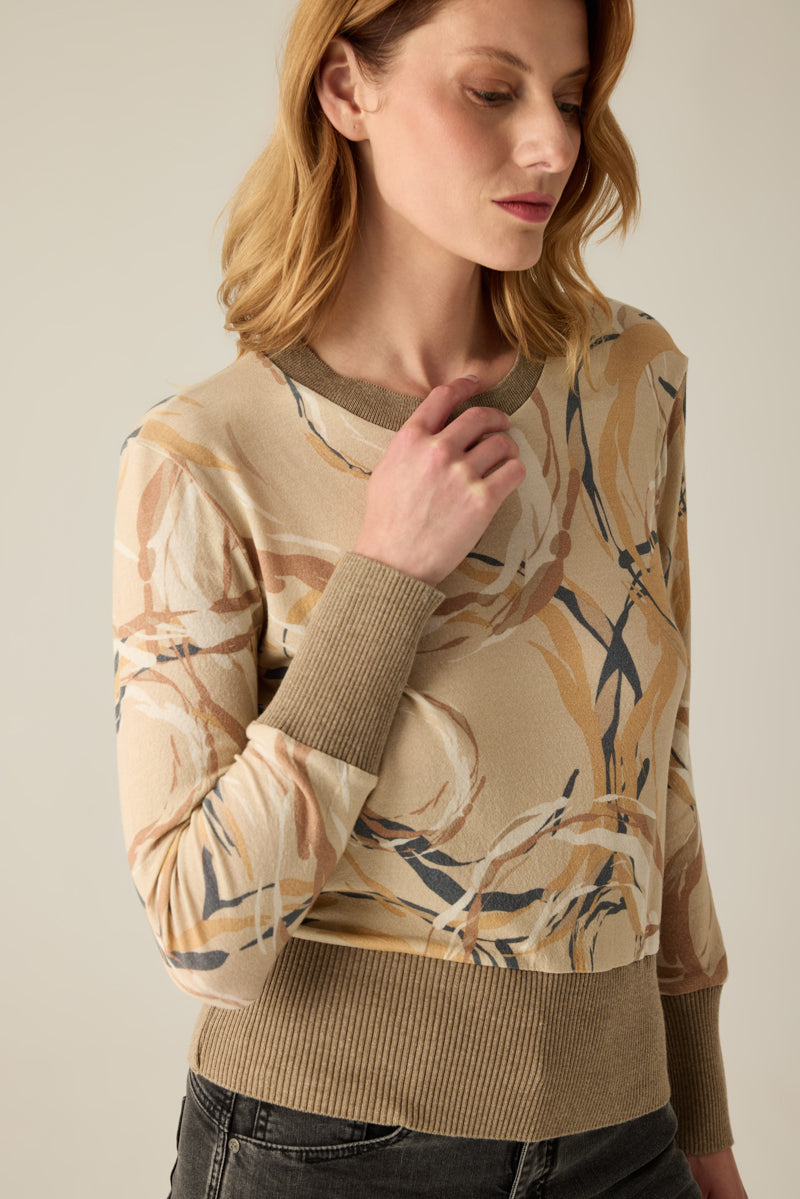 Edles Rundhals-T-Shirt mit Glamour-Druck und hohem Saum in Rippstruktur – sportlich, modern und elegant zugleich.