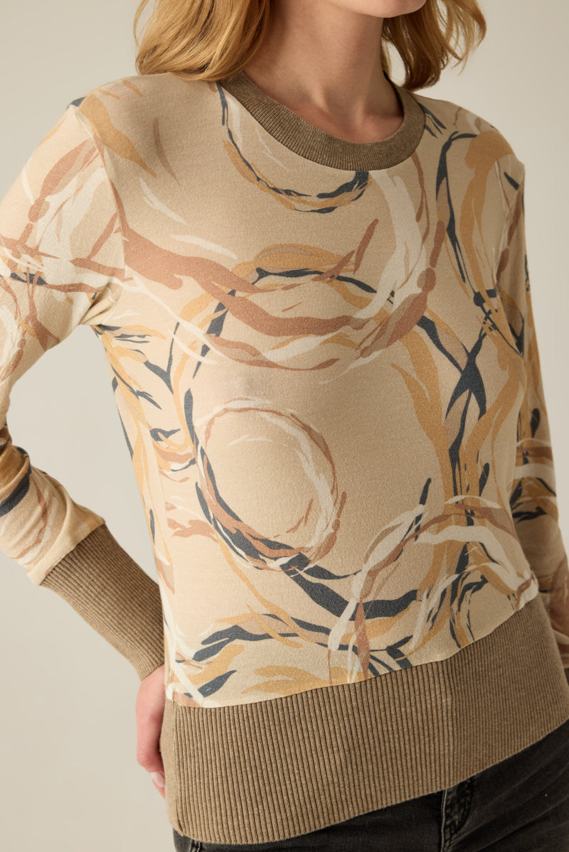 Edles Rundhals-T-Shirt mit Glamour-Druck und hohem Saum in Rippstruktur – sportlich, modern und elegant zugleich.