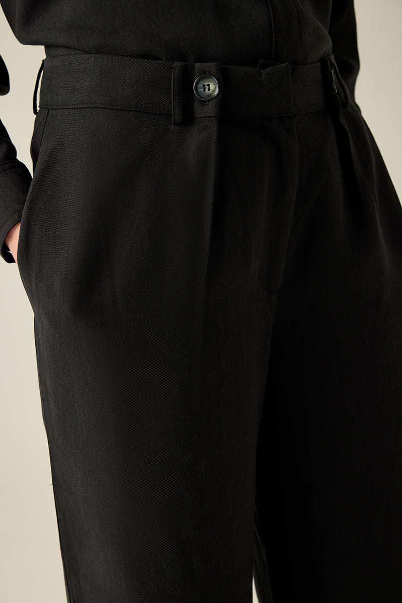 Exklusive Gaucho-Hose im modernen Premium-Style – mit 2 Knopffalten, fließendem Schnitt und seitlichen Taschen. Ein Must-Have für Fashion-Liebhaberinnen.