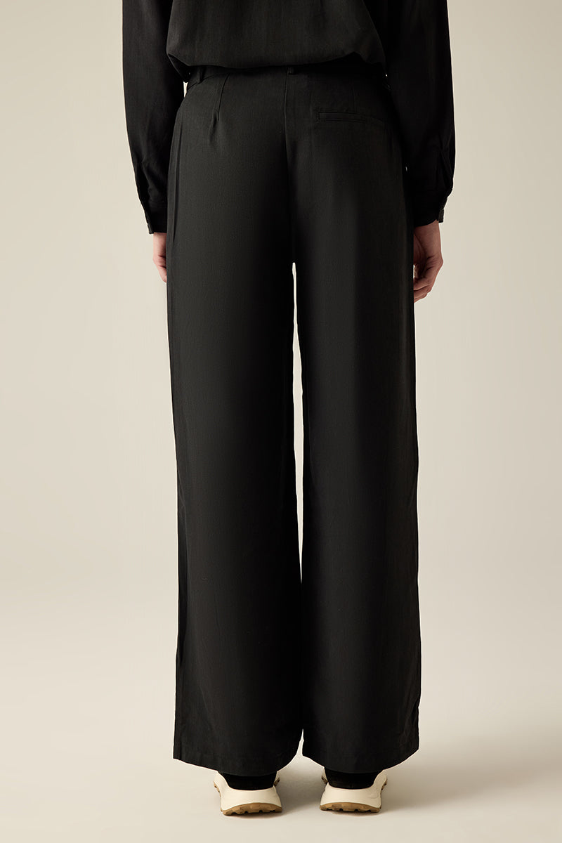 Exklusive Gaucho-Hose im modernen Premium-Style – mit 2 Knopffalten, fließendem Schnitt und seitlichen Taschen. Ein Must-Have für Fashion-Liebhaberinnen.