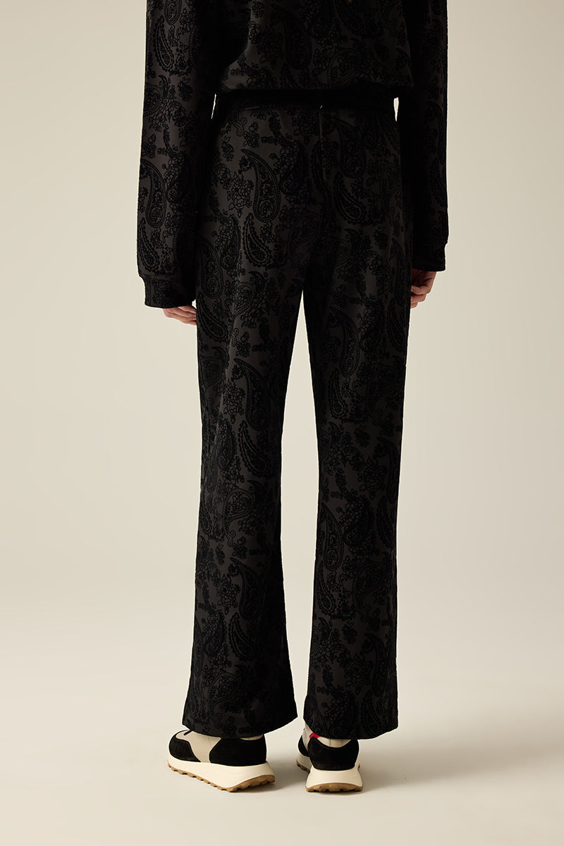 Exklusive Gaucho-Hose in Schwarz mit Ton-in-Ton Samtdruck. Bequem, elegant und figurschmeichelnd – Premium-Style für jeden Anlass.