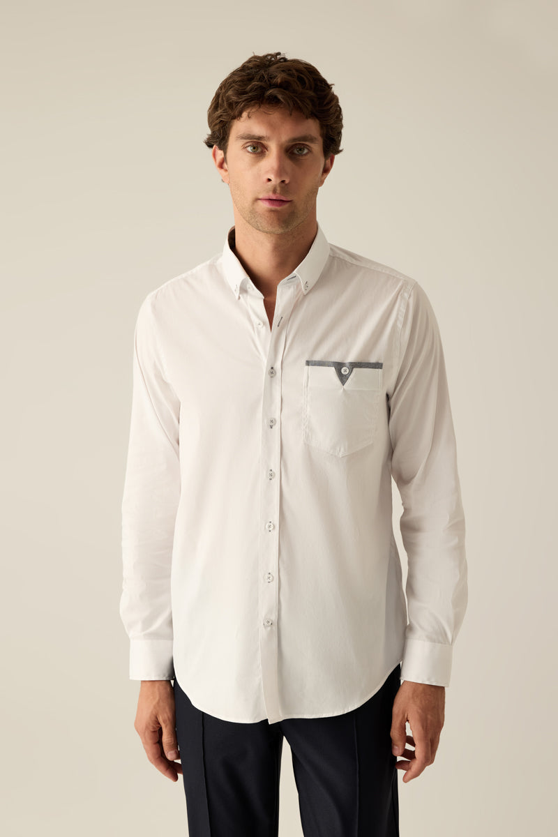 Long-sleeved shirt with breast pocket and contrast collar.
