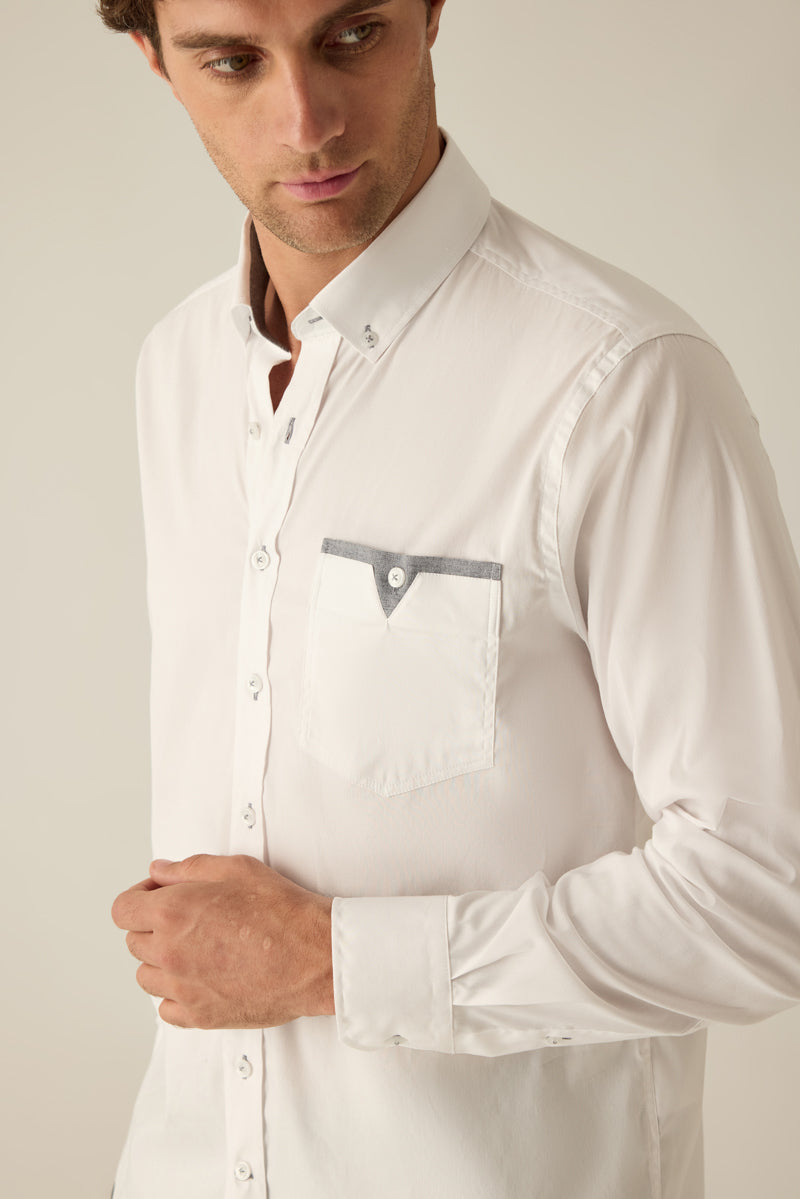 Modern-Fit Langarmhemd mit Paspelierung, Brusttasche und kontrastierendem Innenkragensteg.
