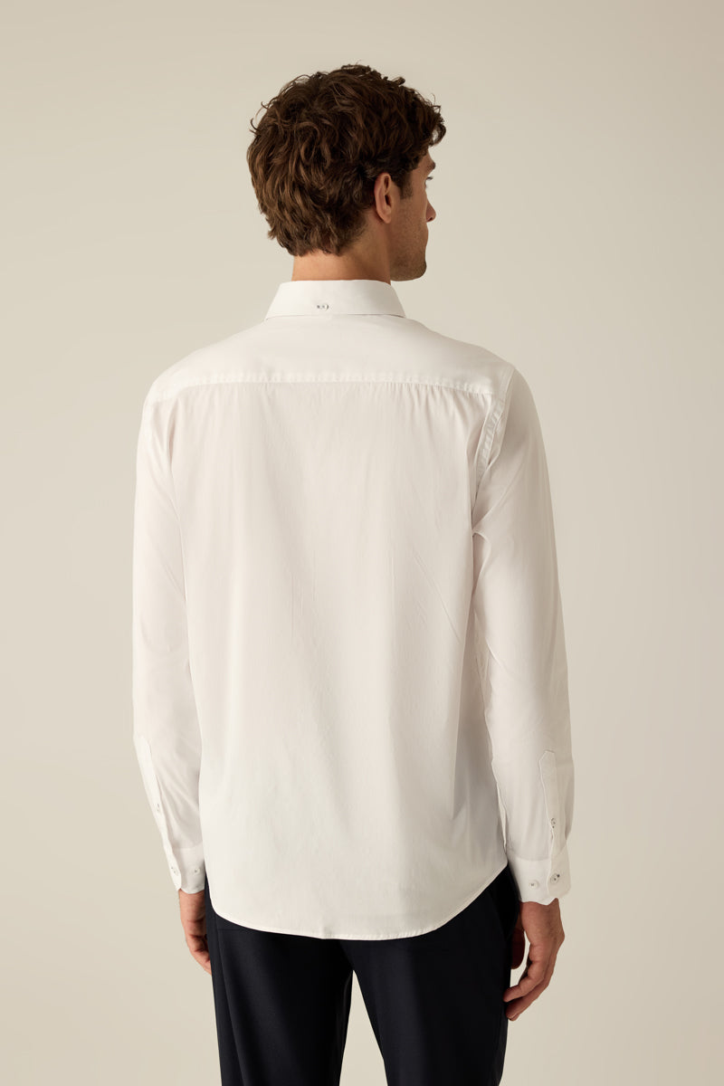 Modern-Fit Langarmhemd mit Paspelierung, Brusttasche und kontrastierendem Innenkragensteg.