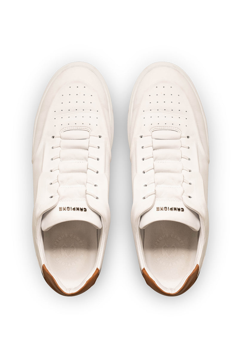 Sneaker aus Leder mit verdeckter Schnürung.