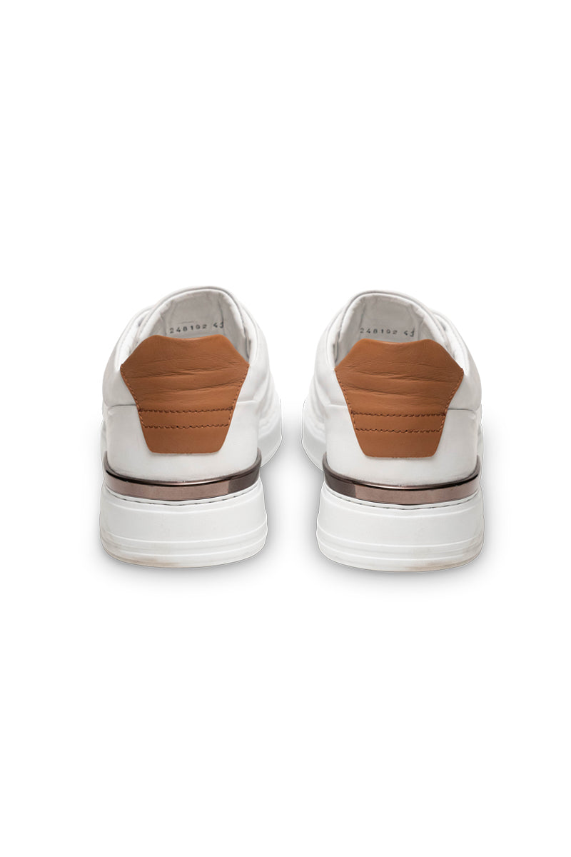 Sneaker aus Leder mit verdeckter Schnürung.