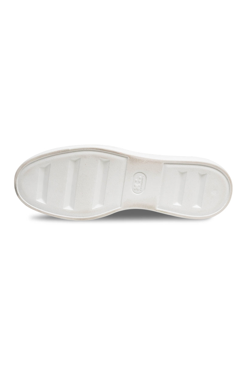 Sneaker aus Leder mit verdeckter Schnürung.