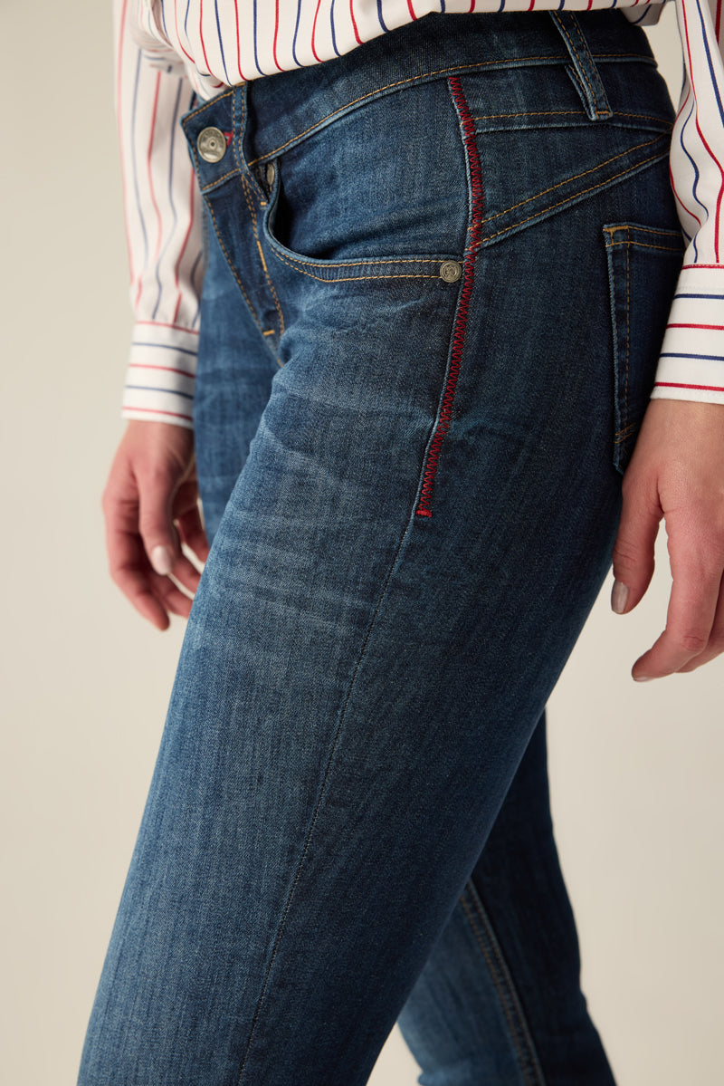 Damen-Jeans im Five-Pocket-Stil mit klassischer Naht und edler Waschung. Perfekte Passform für eine feminine Silhouette.