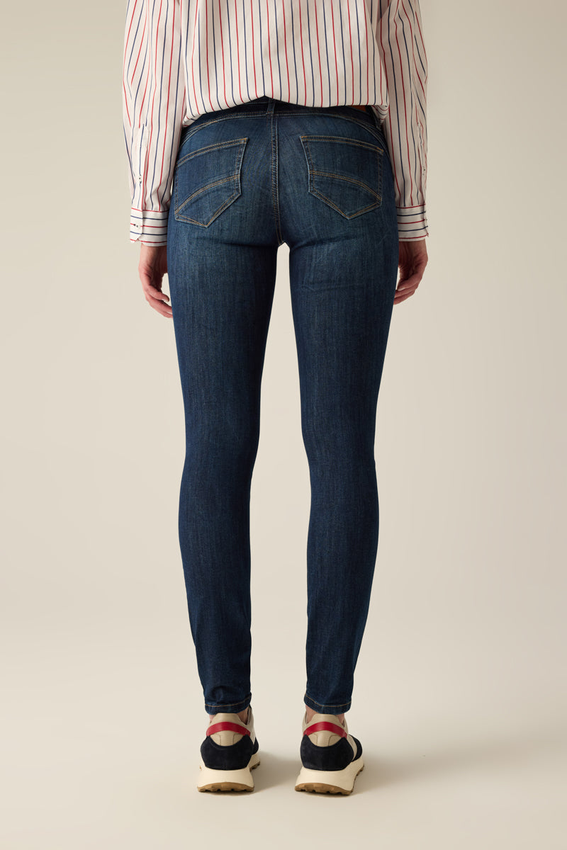 Damen-Jeans im Five-Pocket-Stil mit klassischer Naht und edler Waschung. Perfekte Passform für eine feminine Silhouette.
