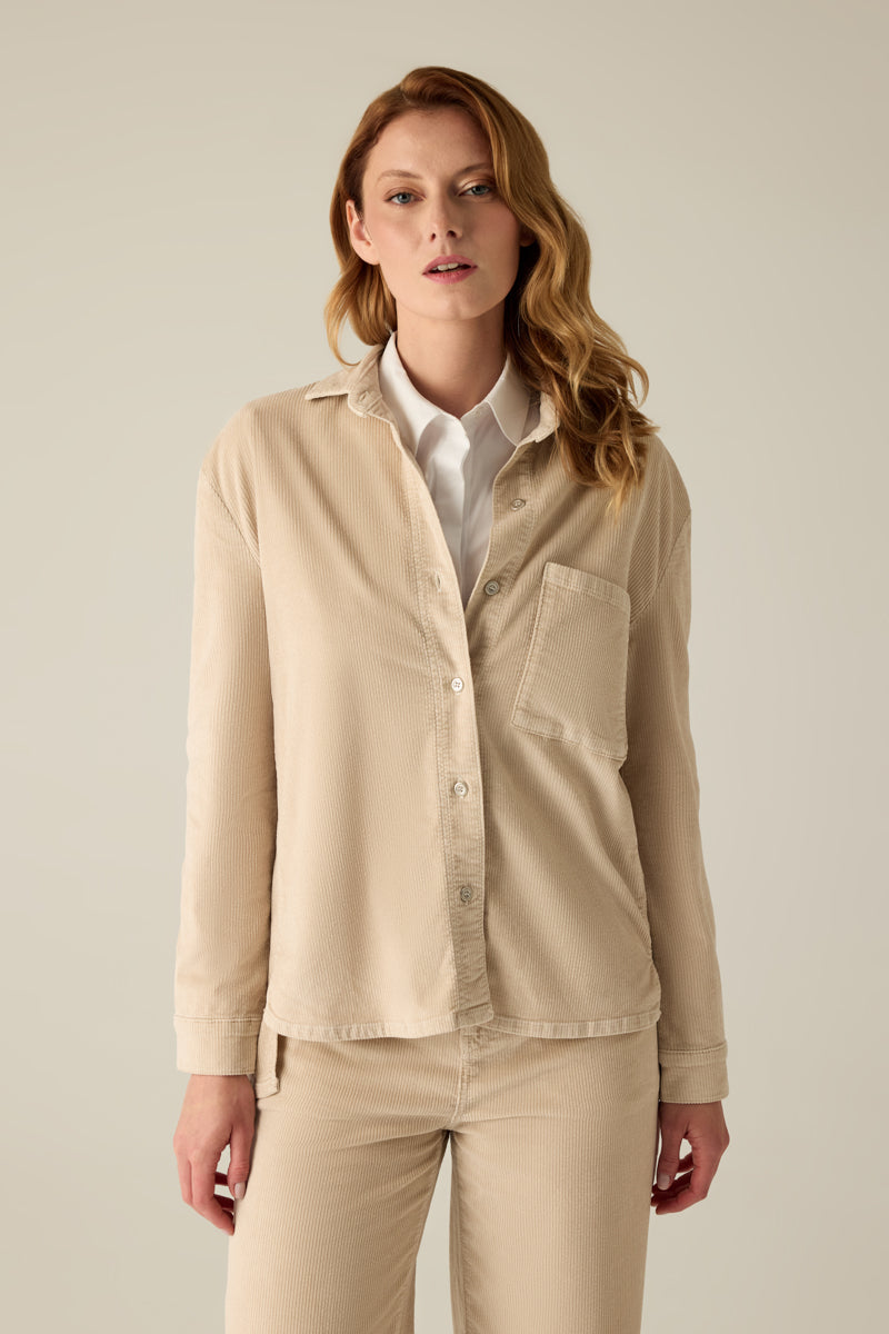 Cordbluse im Nordic Style – als Bluse oder Overshirt tragbar. Premium-Qualität, markante Struktur, ideal für Büro, Alltag und Freizeit.