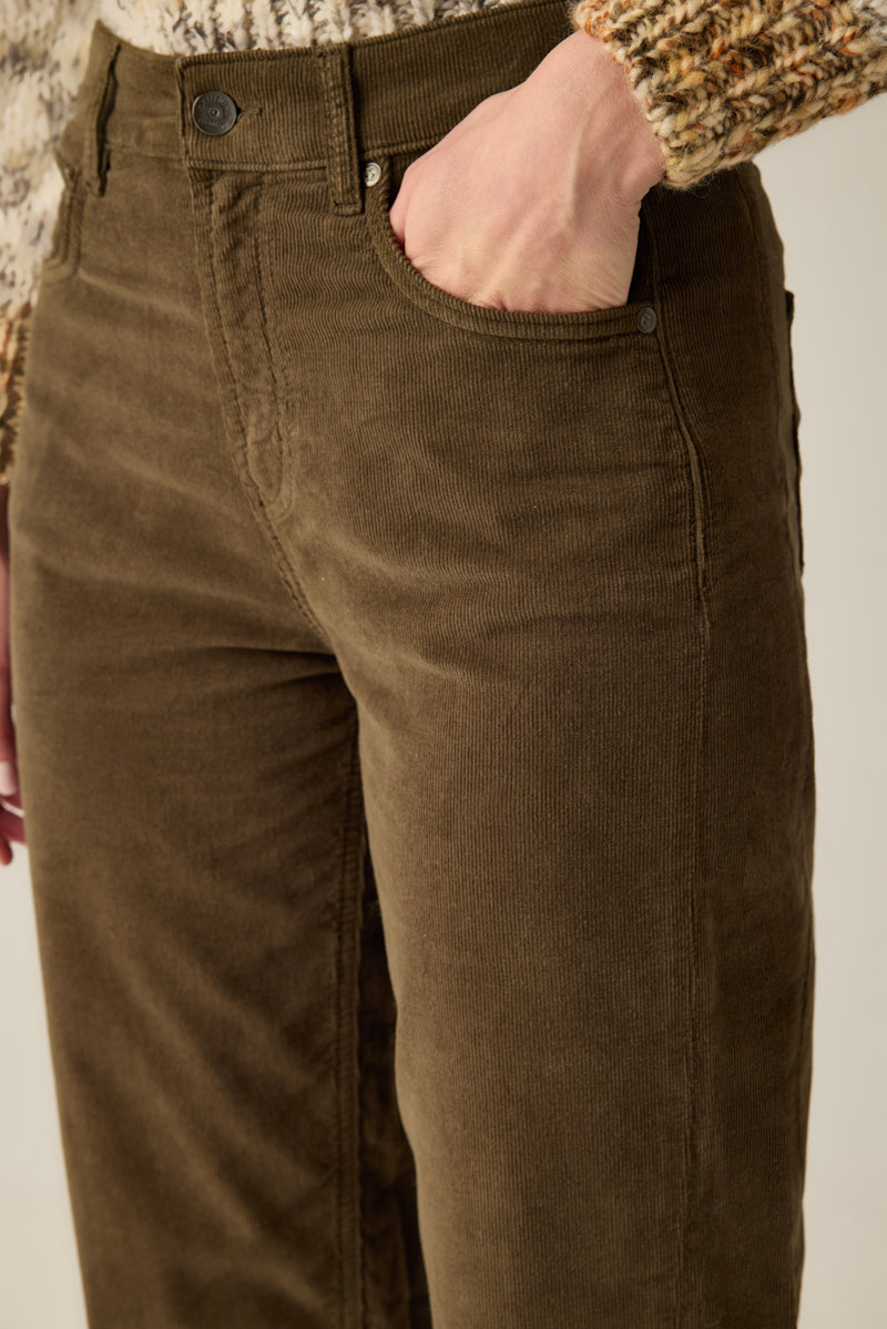 Feincordhose in Olive – sportlich und elegant zugleich. Premium-Qualität, edle Verarbeitung, inspiriert vom ãVirtual GardenÒ-Style.