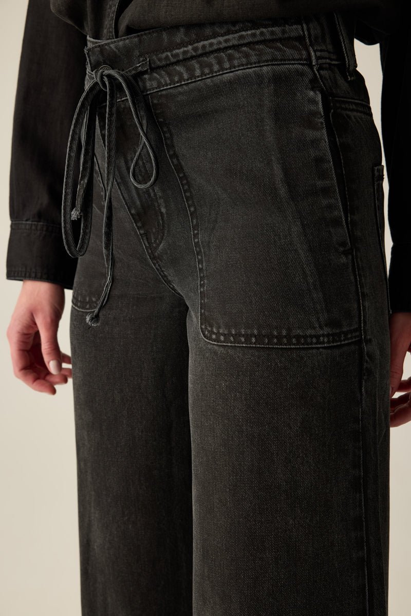 Schwarze Damen-Jeans in Gaucho-Form mit hohem Bund, Knopf, RV & Kordel. Mit großen Taschen – sportlich, raffiniert & figurschmeichelnd.