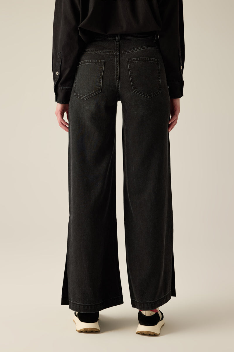 Schwarze Damen-Jeans in Gaucho-Form mit hohem Bund, Knopf, RV & Kordel. Mit großen Taschen – sportlich, raffiniert & figurschmeichelnd.