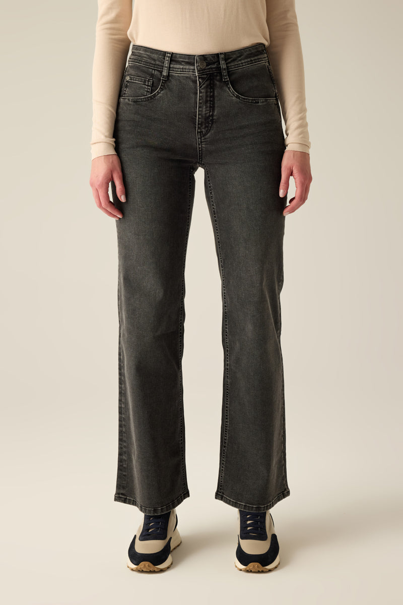 5-Pocket-Jeans in zwei Waschungen: Black Black & Light Black. Leichte Boyfriend-Form, sportlich, bequem und figurschmeichelnd.
