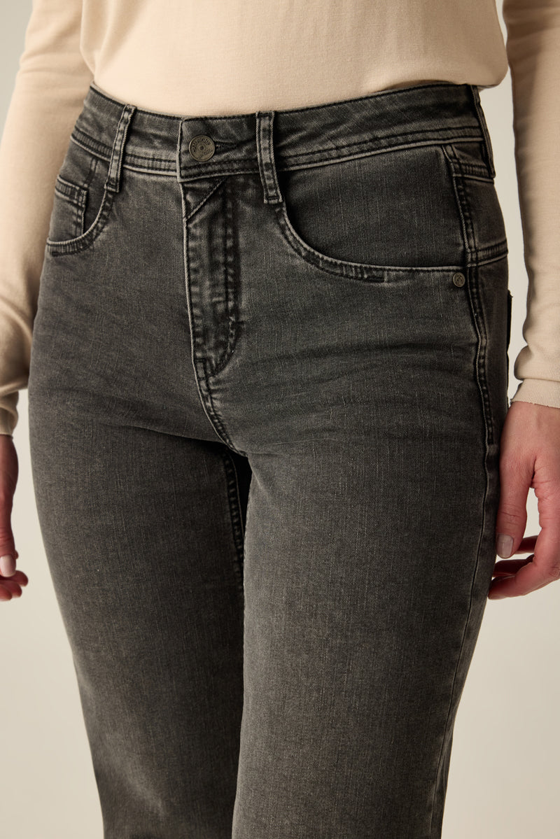 5-Pocket-Jeans in zwei Waschungen: Black Black & Light Black. Leichte Boyfriend-Form, sportlich, bequem und figurschmeichelnd.