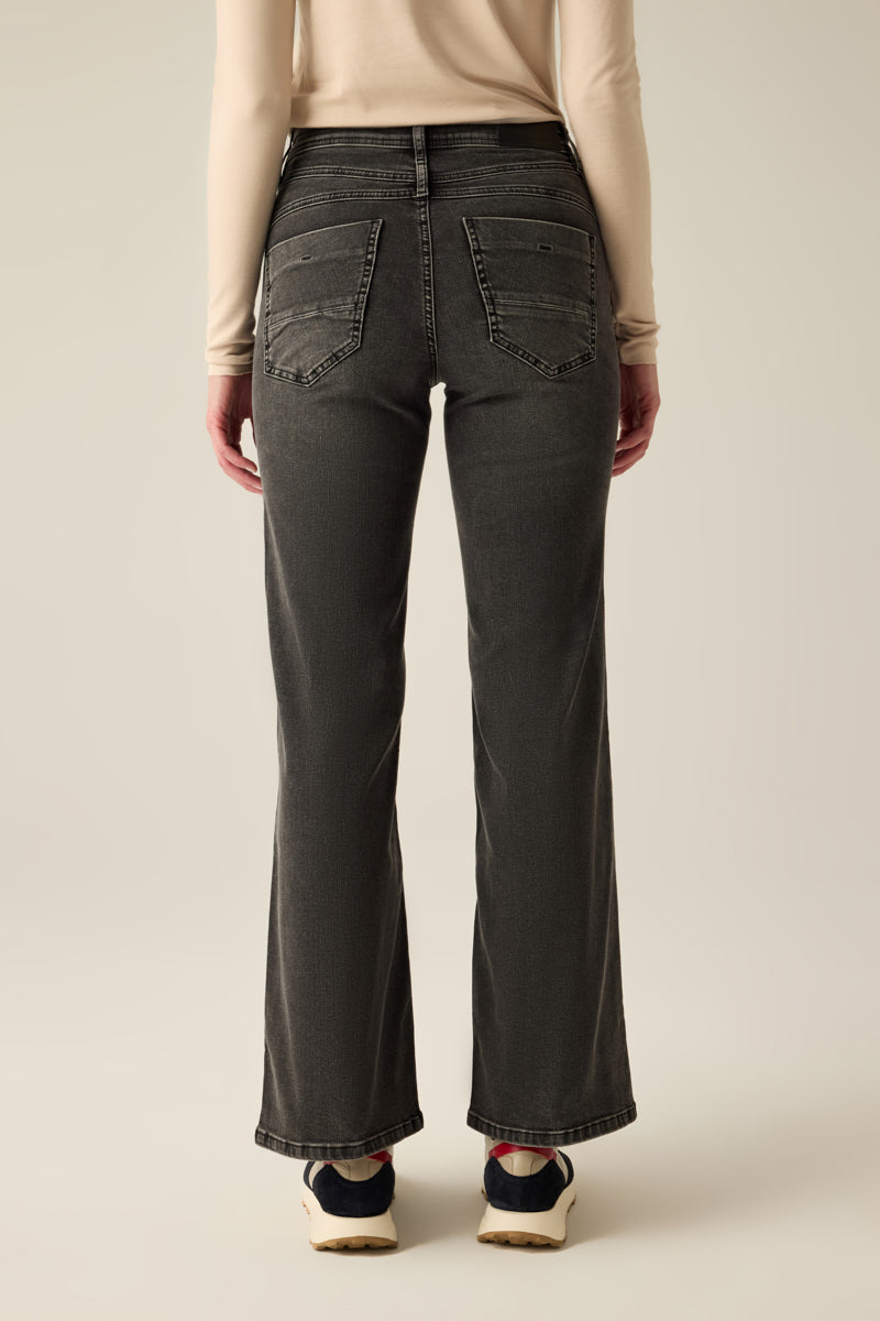 5-Pocket-Jeans in zwei Waschungen: Black Black & Light Black. Leichte Boyfriend-Form, sportlich, bequem und figurschmeichelnd.
